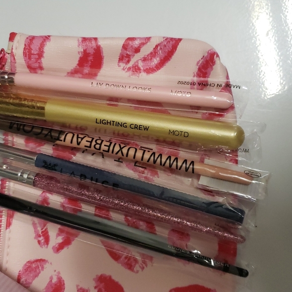 The Vintage Cosmetic Company makeup removing cloths and new makeup brushes MOTD - Picture 2 of 4